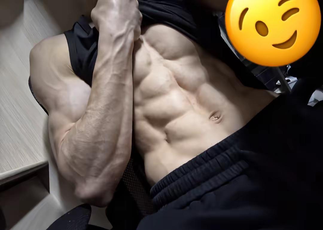 随手拍，坐着这个角度腹肌没那么明显 腹肌 肌肉展示