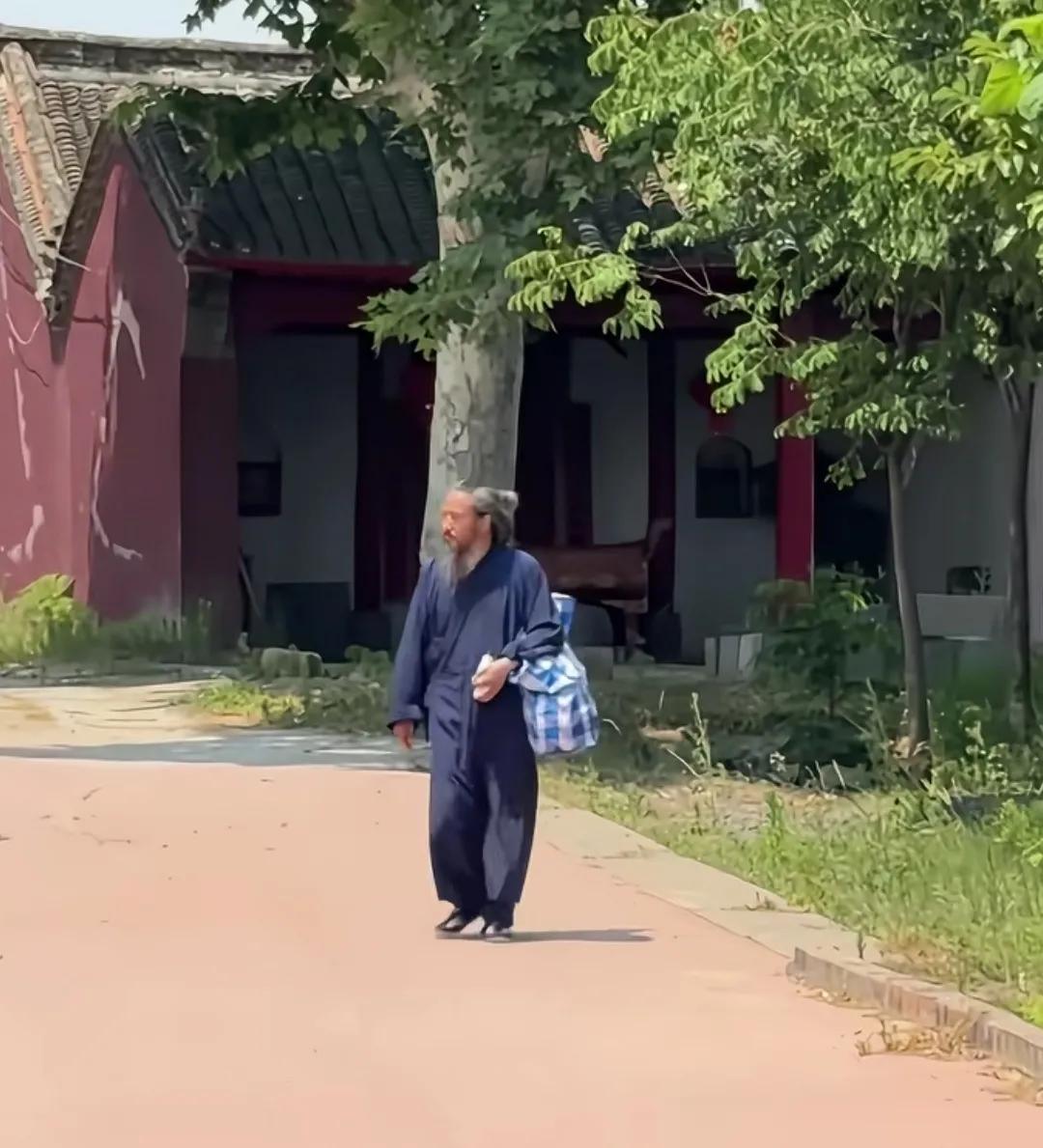 胸中藏道法，济世有良方。
拂袖云游去，筚路天地宽。