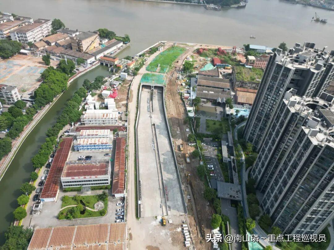 内环路如意坊放射线隧道沉管水下最终接头顶板混凝土浇筑工作顺利完成！
10月17日