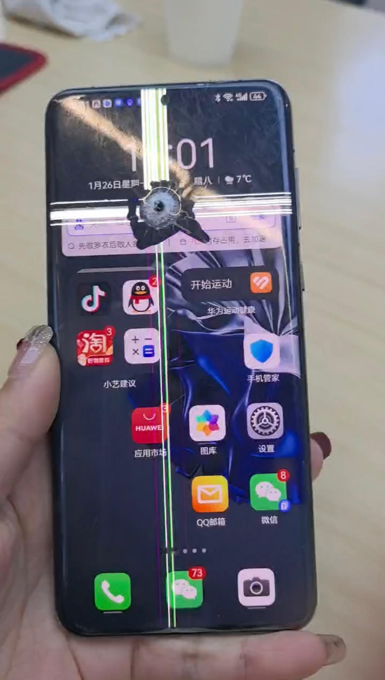 woc，一位杭州网友展示了一部被尖锐物刺穿的pura 80，可以看到手机虽已破损