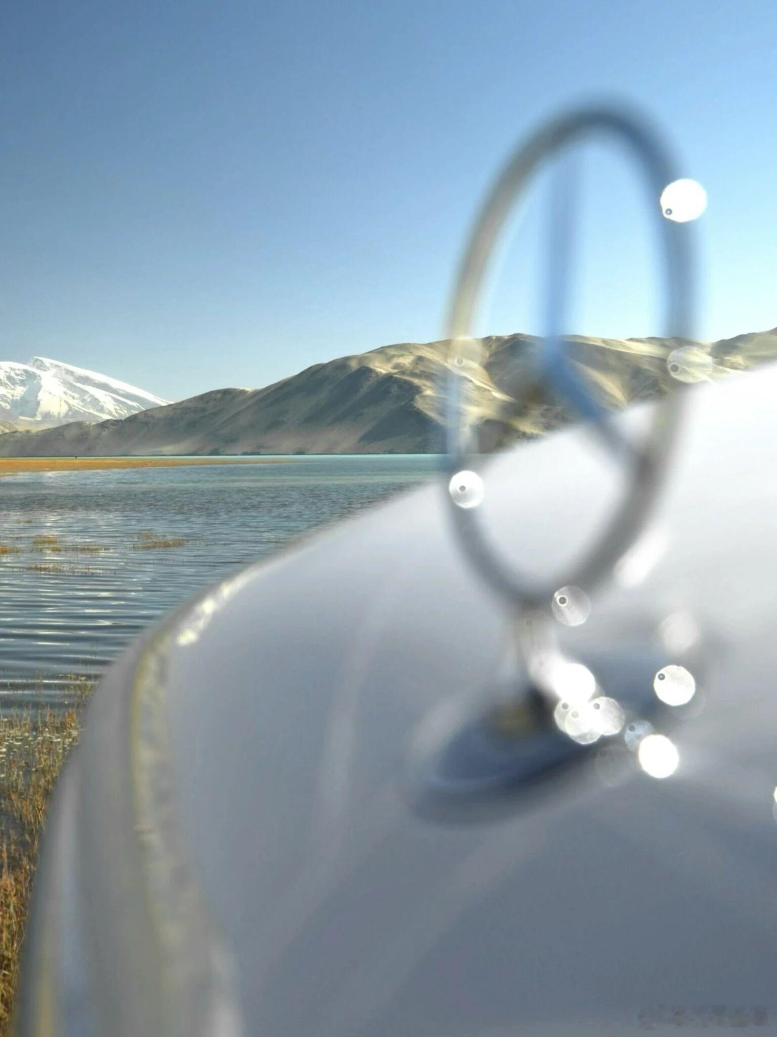 GLS SUV以深邃优雅，融入自然静谧。车身光影流转，曲线自成，蕴藏澄明光感。内