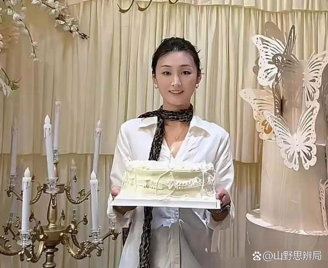 陈亚男当年嫁朱小伟，被骂图名气。后来离了，16万彩礼、车和房钥匙全退，一件没拿。