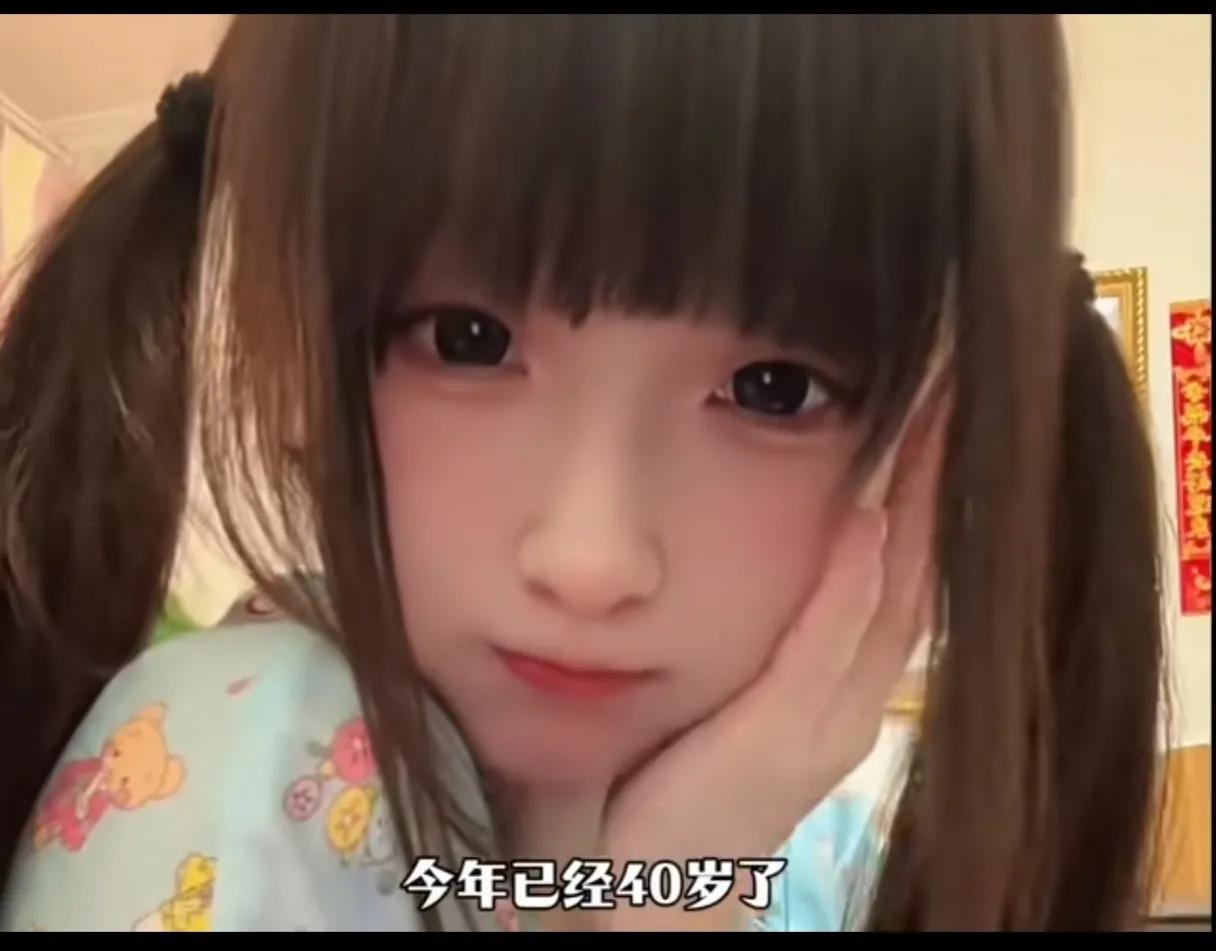 难以想象这个看着像小女孩的女生，竟然
40岁了，一家三口爸爸妈妈跟儿子的合影，像