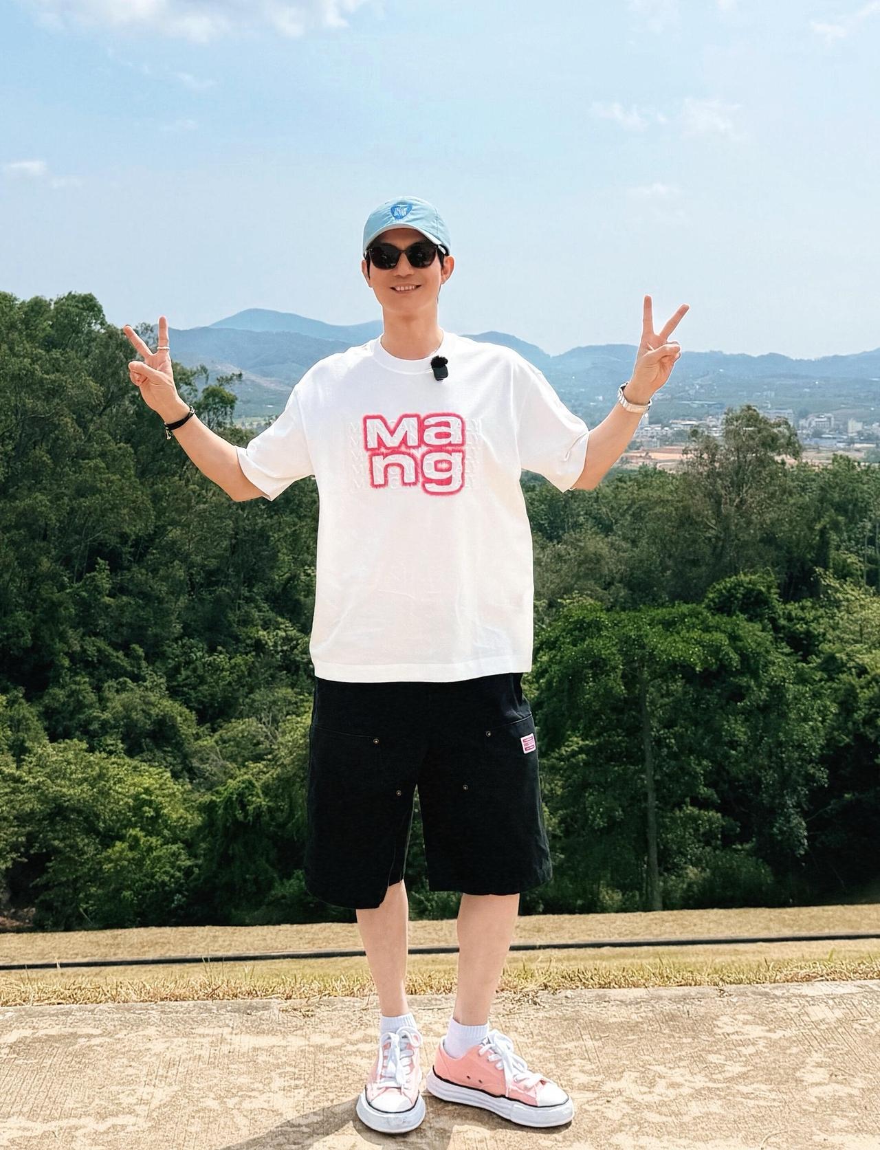 原来陈楚生拍照也只会双手比耶呀✌🏻
再过两天就能见到新鲜小梨咯🥳 ​​​
