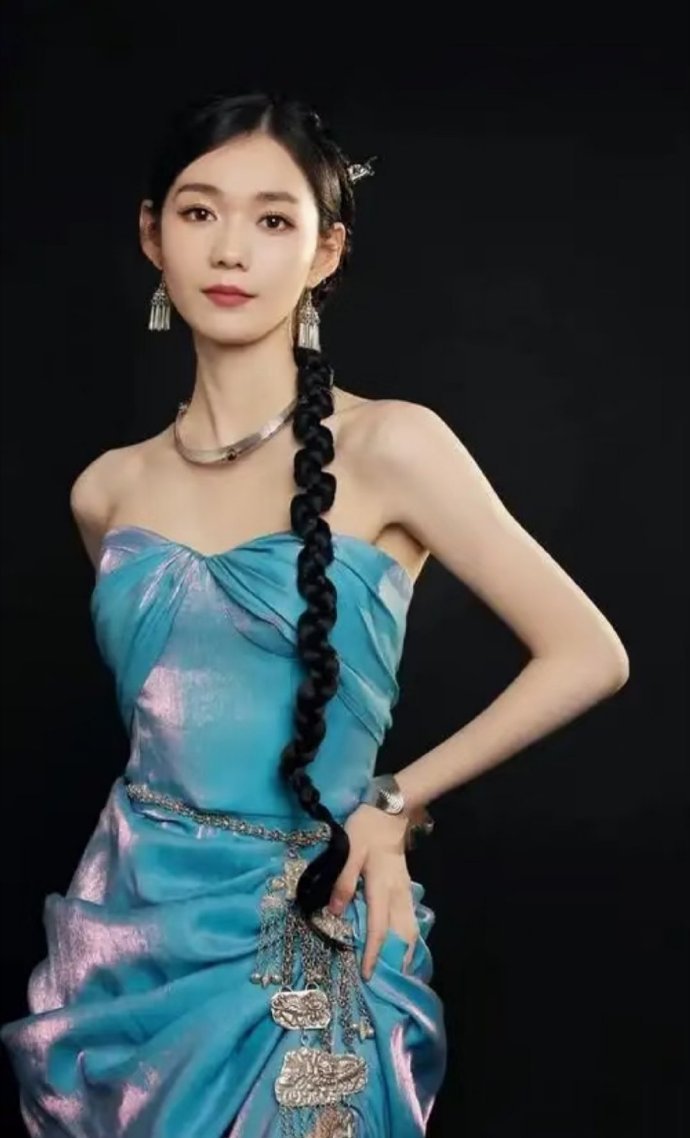 打歌2026第三期阵容官宣从之前的舞台一路看到现在，段奥娟越来越稳了，整个人舒展