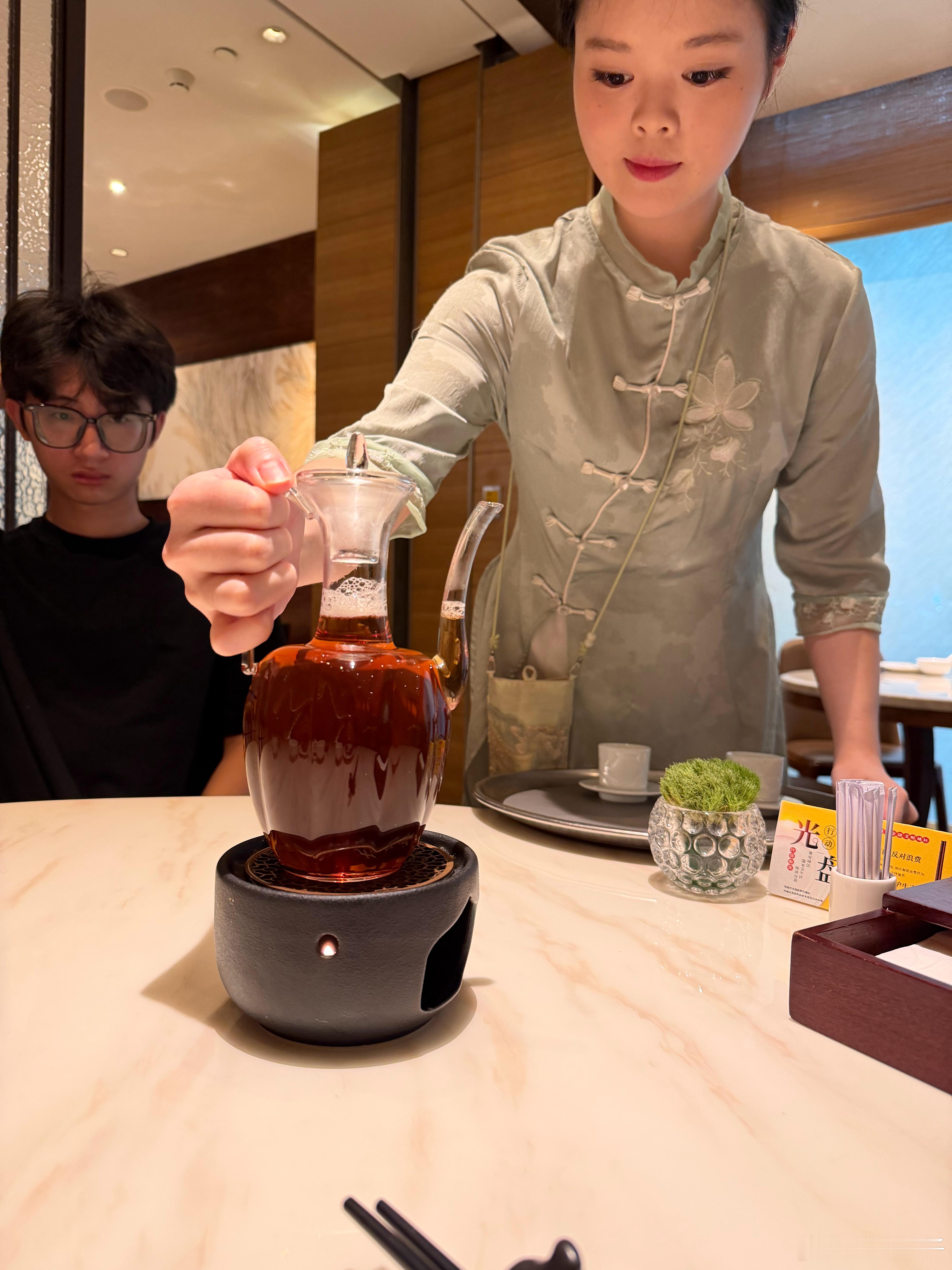 整个酒店中餐厅就我一桌，感觉他们像逮着大冤种了一样，几个人围着我点餐，放着外面7