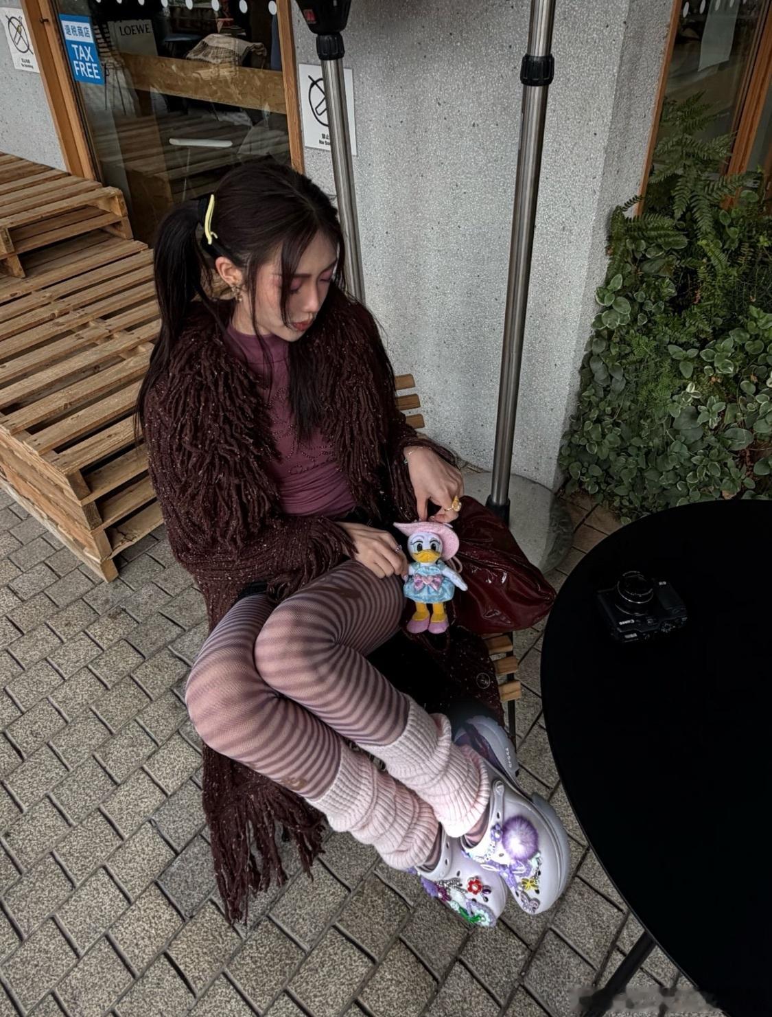 我本来有双黑色的云朵鞋现在入了这双Crocs葡萄冰🧊萌萌的就是很增高 有洞洞透