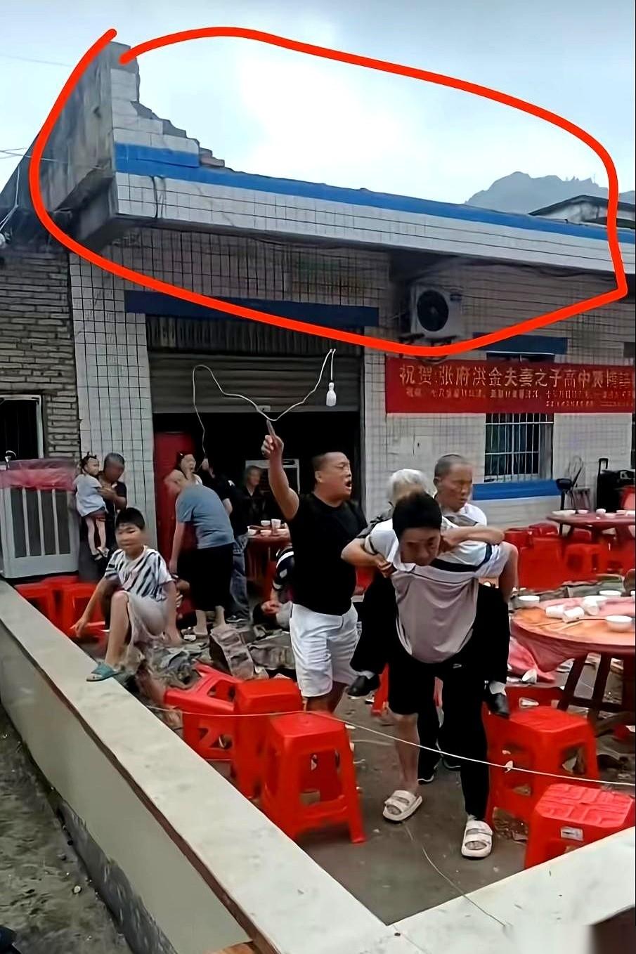 四川长宁那场升学宴惨剧，砸向人群的致命物根本不是被积水压垮的遮雨棚，而是一堵连半
