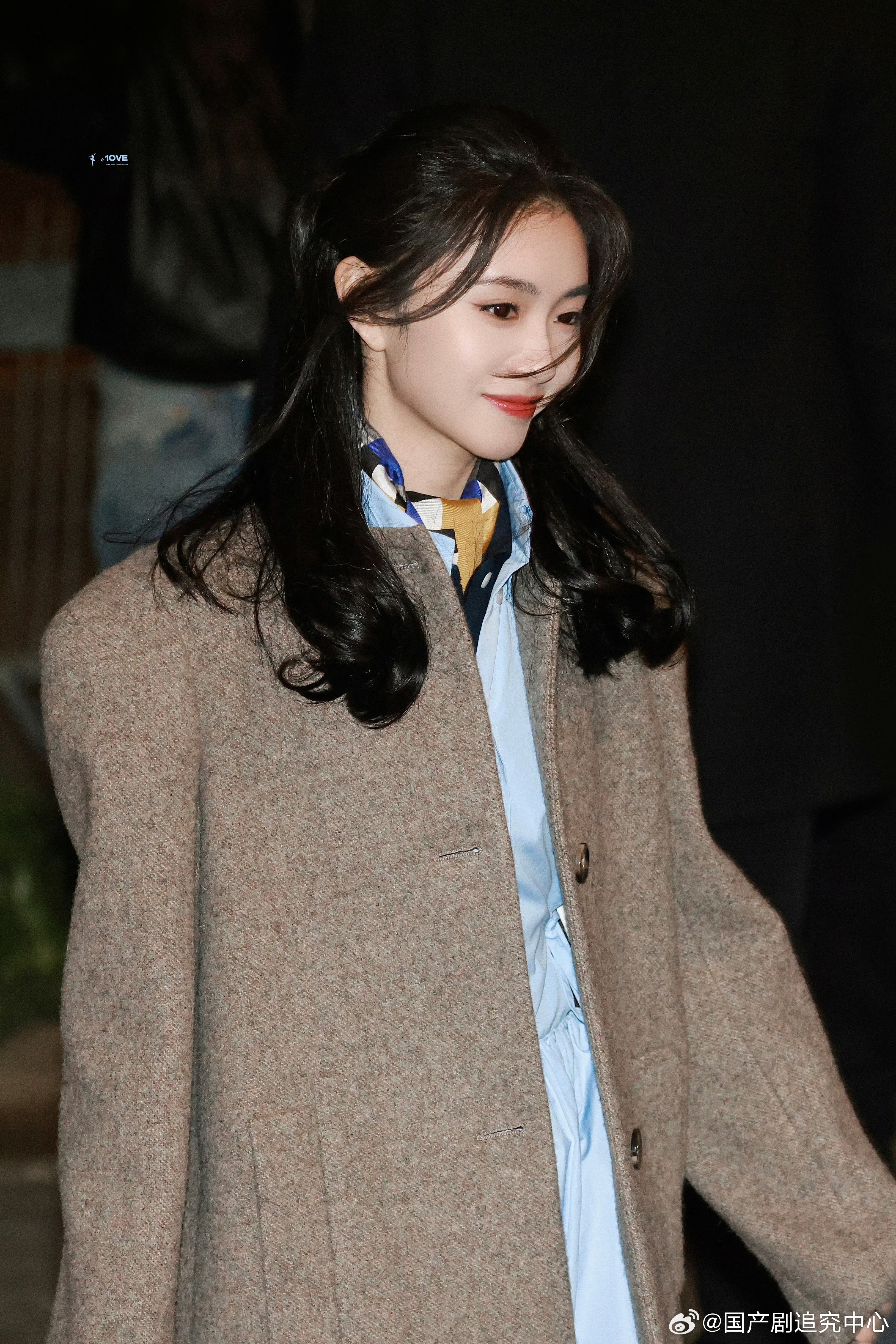 刘浩存顺手扶起隔离杆了解刘浩存之后就会发现🌷，她一直都是很温柔的人💓，晚宴下