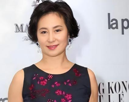 2026年她一把清仓美高梅，1.4亿美元落袋，同一时间那边厢有人稳稳当当主持完一