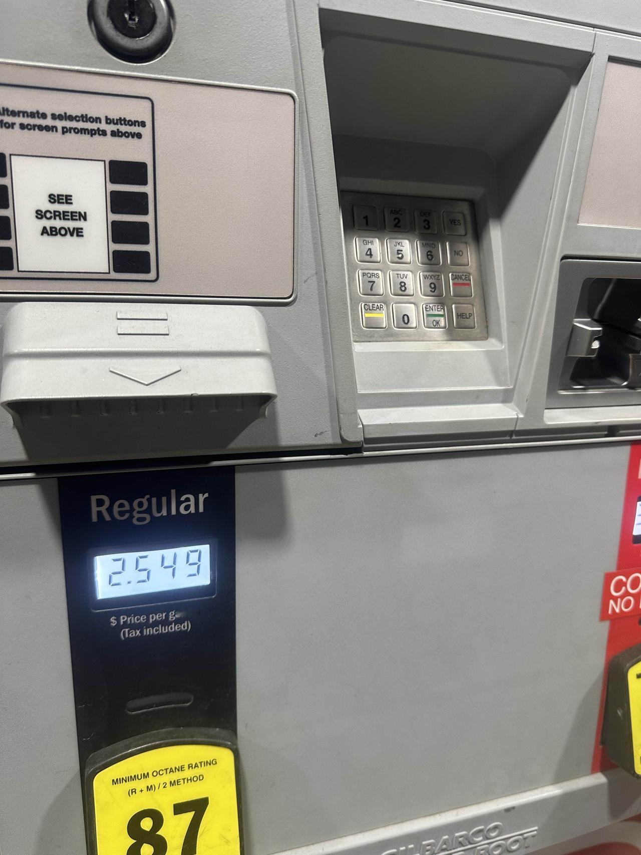 油价这个月越来越少了，一加仑2.5美金。 最工资干两小时，能把绝大部分车加满油。