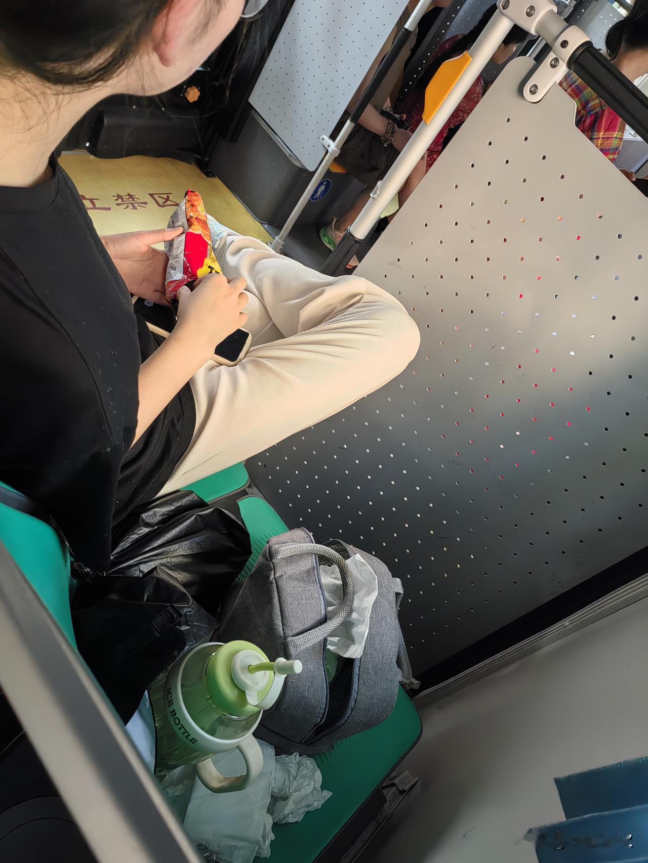 小小年纪，如此没有家教，那么多没有座位的人站着，你还霸着多余的座位💺！