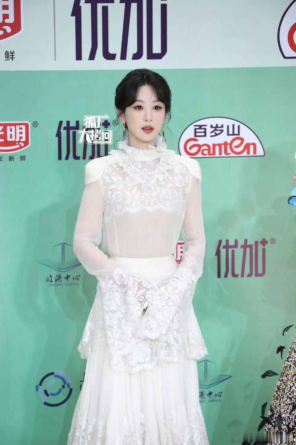 杨紫、关晓彤白玉兰红毯造型生图，今天的妆造都好好看，成功✌🏻有美到你吗[憧憬]