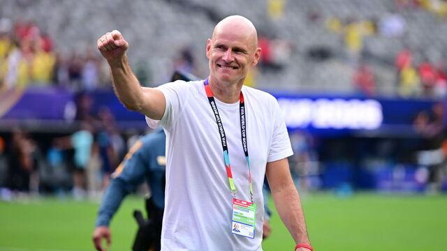 连说五个“糟糕”！挪威主帅替比利时鸣不平，怒批FIFA：特朗普一个电话就把红牌取