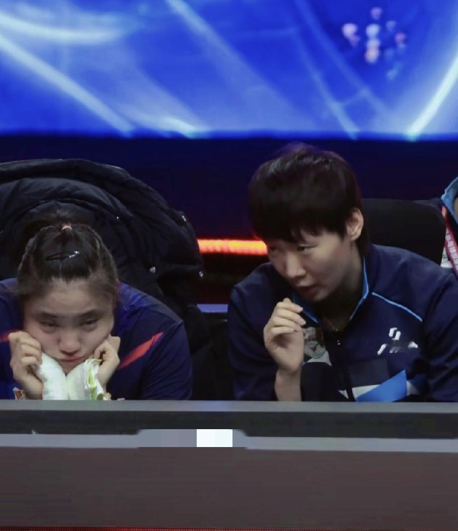徐奕输球又哭了！王曼昱暖心陪伴复盘比赛！
南京乒超联赛决赛日，山东鲁能俱乐部对阵