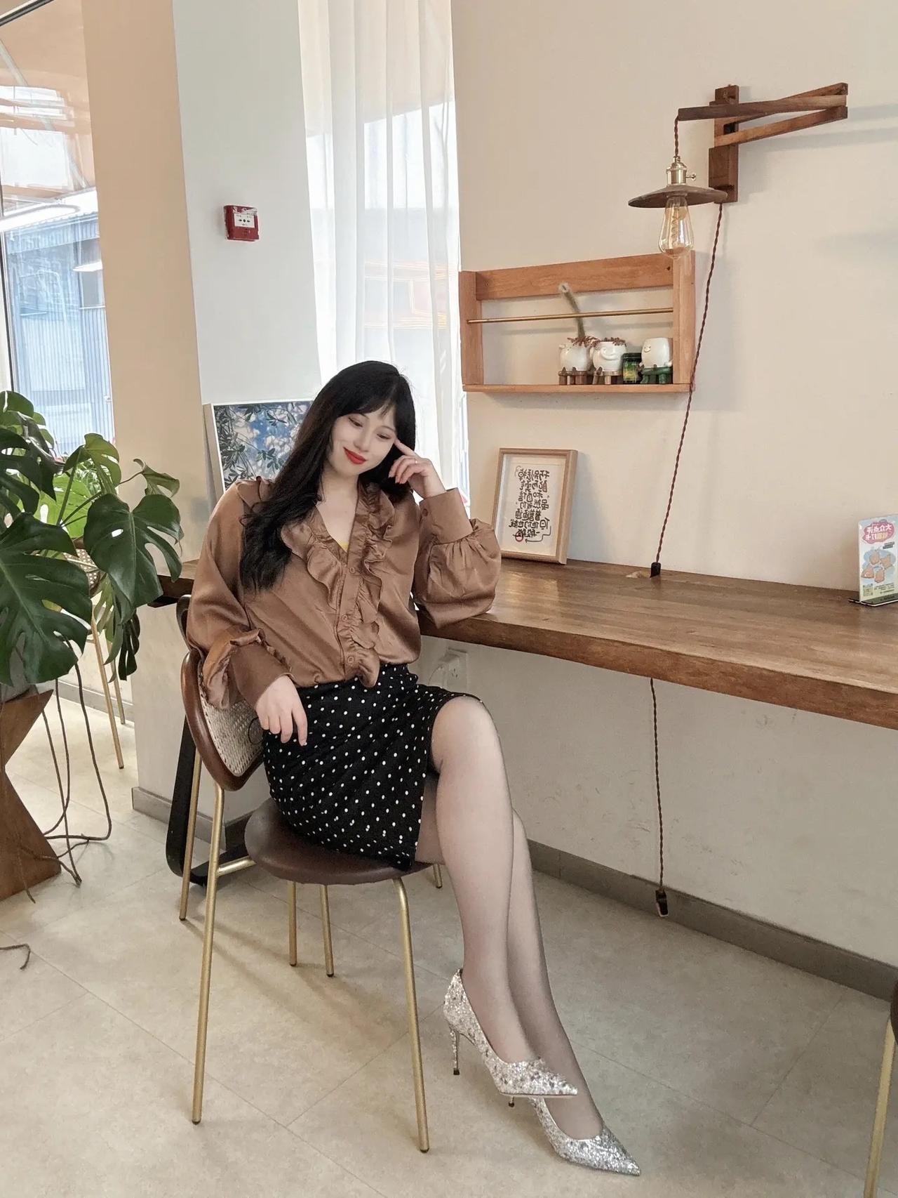 优雅穿搭指南：棕色衬衫+波点裙，时尚又百搭！