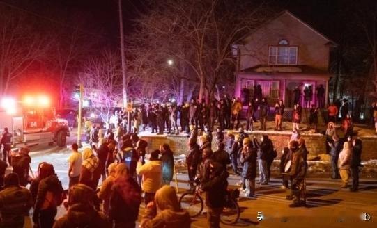 明尼苏达州局势紧张，枪口对准平民，军队要进城了

1月7日，退伍军人遗孀古德在车