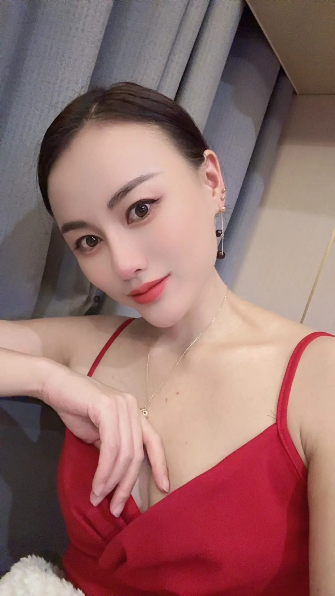 灵魂是朵难养的花，无论年岁几何，若心有缺憾，请重养自己一遍，生而悦己...