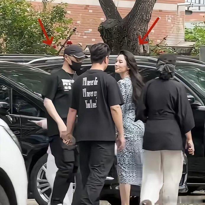 同样是被拍到陪伴侣处理孩子上学，汪峰和很多明星的做法，高下立见！网友拍到汪峰专程