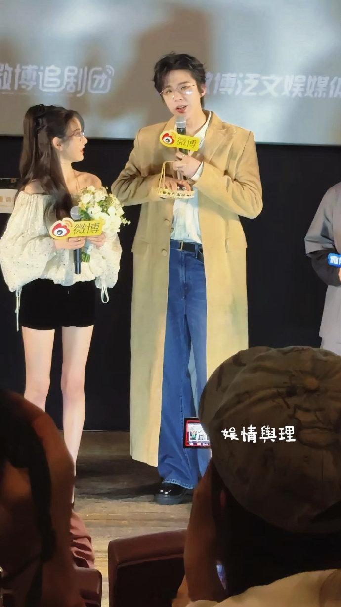 折腰有自己的他在闹她在笑回门宴暗藏东方婚俗彩蛋！刘宇宁撒糖时特意换的玄色束袖，祖