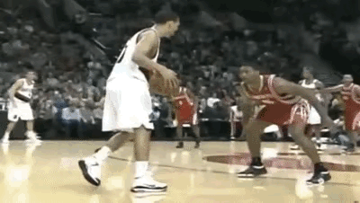 明显的防守失误。
看双脚位置，罗伊还没做变相，阿泰就已经左脚前右脚后了