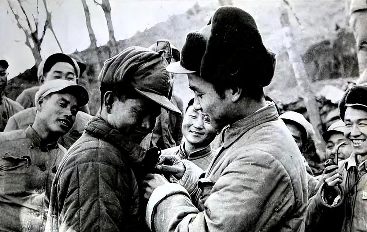 1952年，一个战士在运炮弹时，突然发现师长有些熟悉，他仔细回想后，就对战友说：