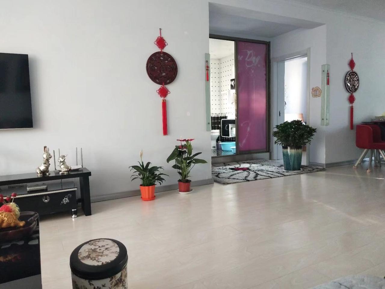 女儿说她老公开支了，准备拿出零头4500元给我买一部手机，因为前段时间我俩微信总