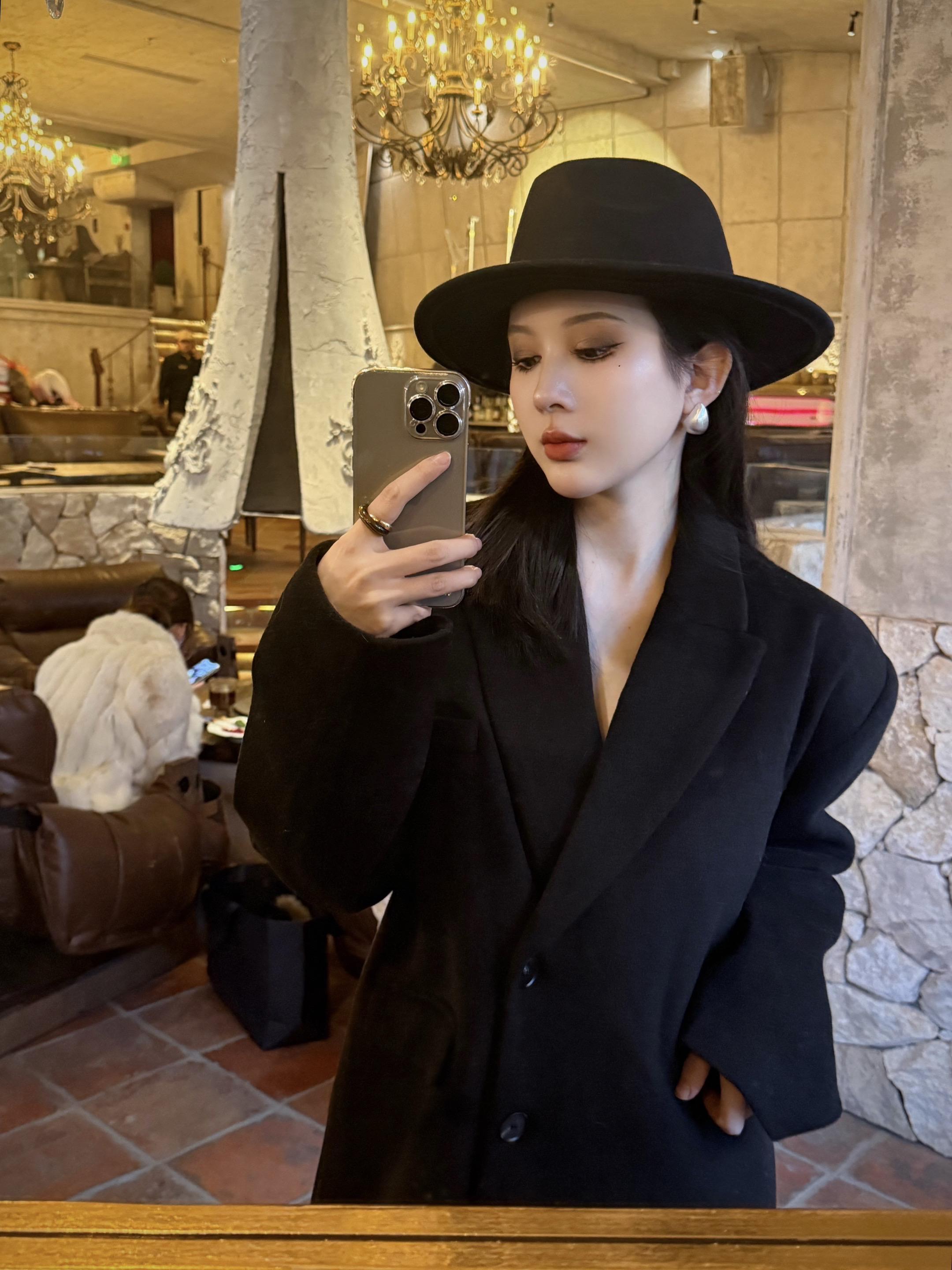 🐈‍⬛乌漆嘛黑。