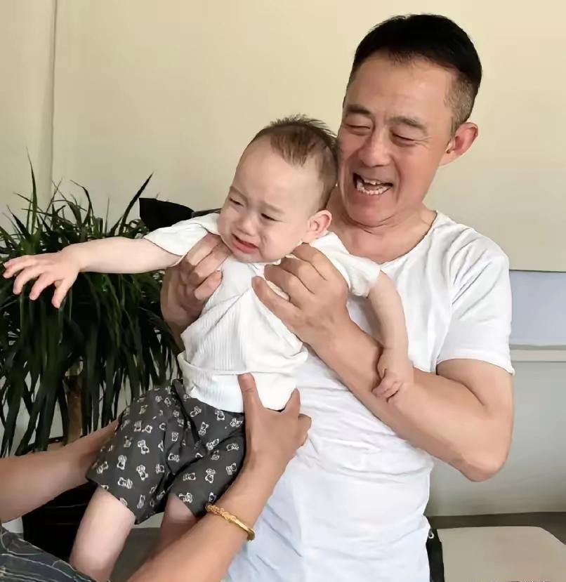 看样子估计是侯勇之前的表情有点凶，把孩子吓哭了，侯勇这位老戏骨演的《人民的名义》