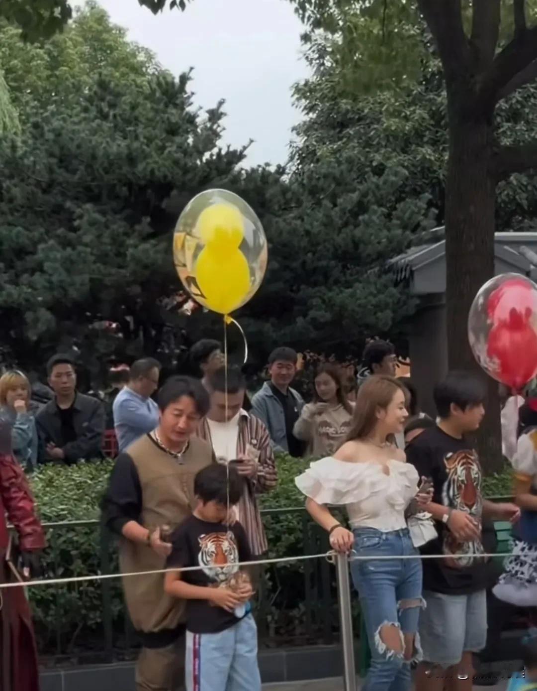 冉莹颖和邹市明带着孩子出席活动，的夫妻俩都瘦了不少，看着家庭压力确实是很大啊！