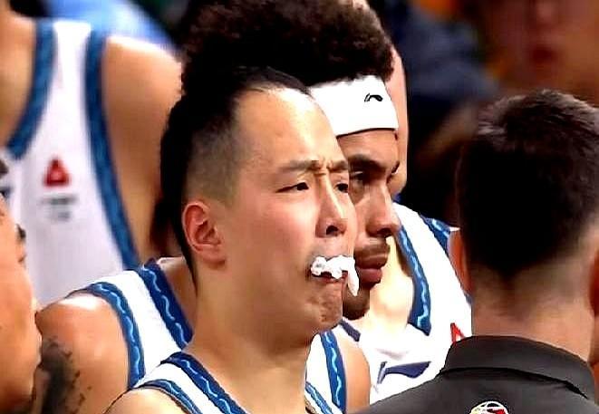 14分钟，4分4篮板2失误，青岛队核心威瑟斯庞交出了一份让人直皱眉的季后赛答卷，