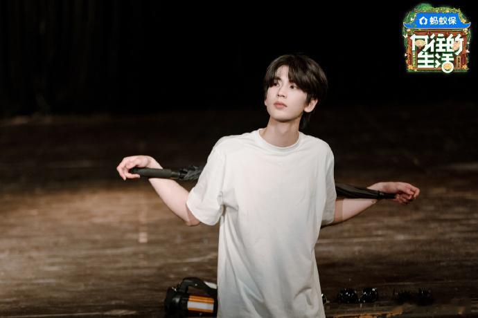 张凌赫做客蘑菇屋，张凌赫白T钓鱼剧照，谁懂这个凌赫的悠闲程度啊，期待住今晚和你的