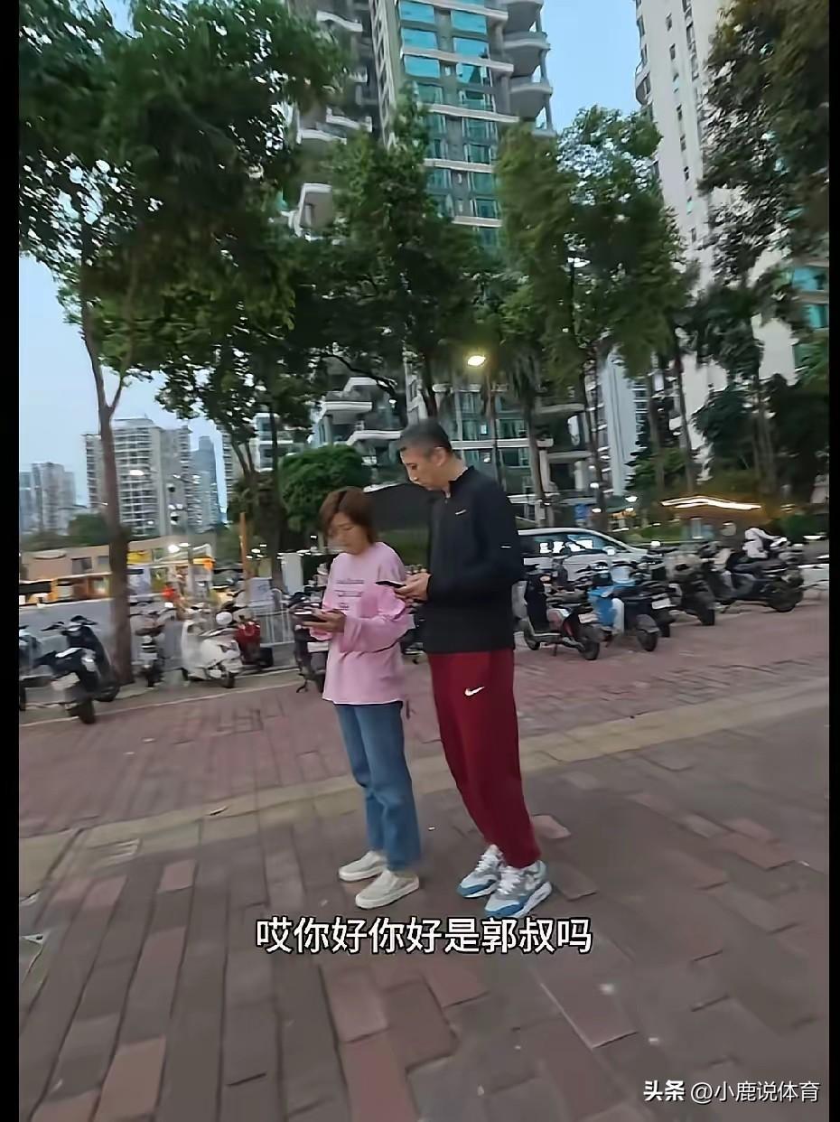 郭士强真不回辽宁了？
 
扎根广州不走了。
 
街头被球迷偶遇。
 
陪着妻子悠