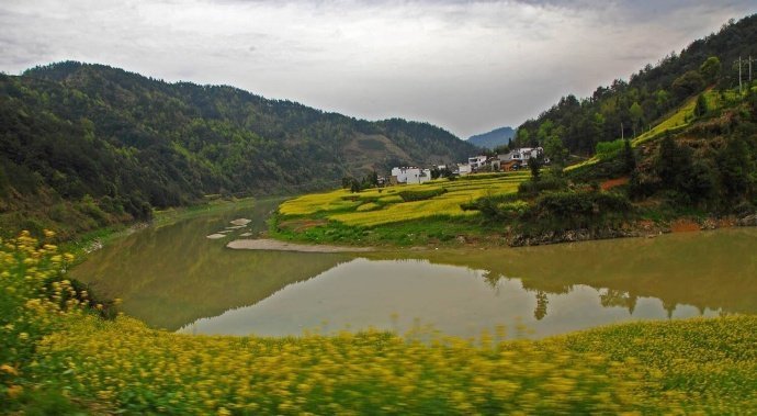 安徽·昌溪，山高田广，阡陌如绣，白墙黑瓦，鳞次栉比，就像一幅素雅又恬静的春天图。