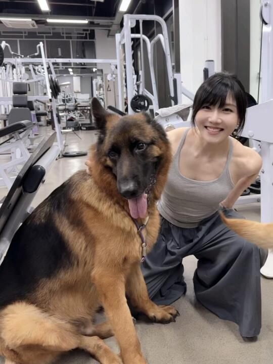肌肉女心花怒放的一组动图~~