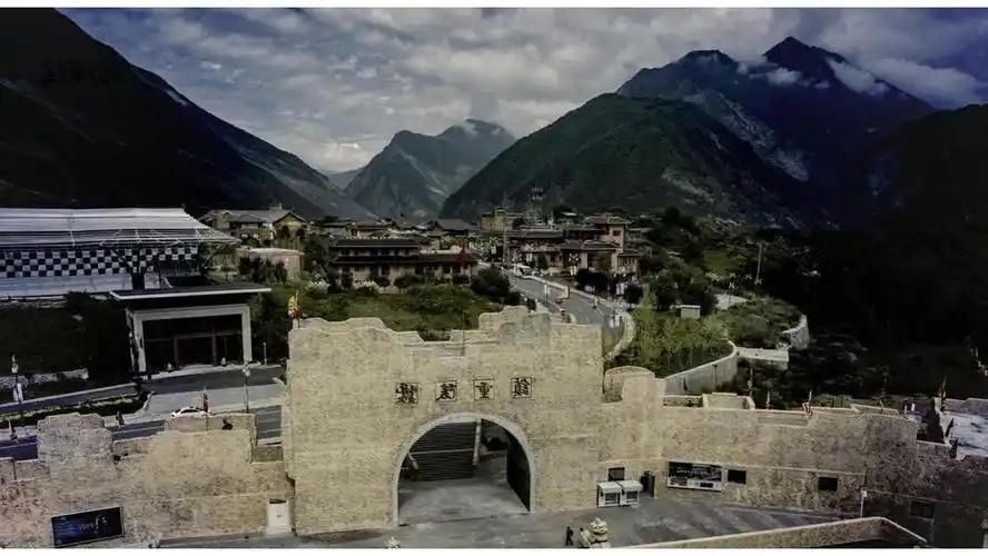 一位地震专家说：“地震中失踪的人都掉进地表以下了。九寨沟附近有一个叠溪城，原本是