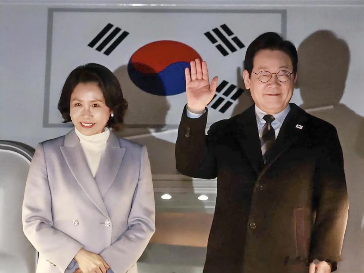 1月7日韩国总统李在明携夫人金惠景回国。
李在明这次四天的紧张访问意义重大，也收