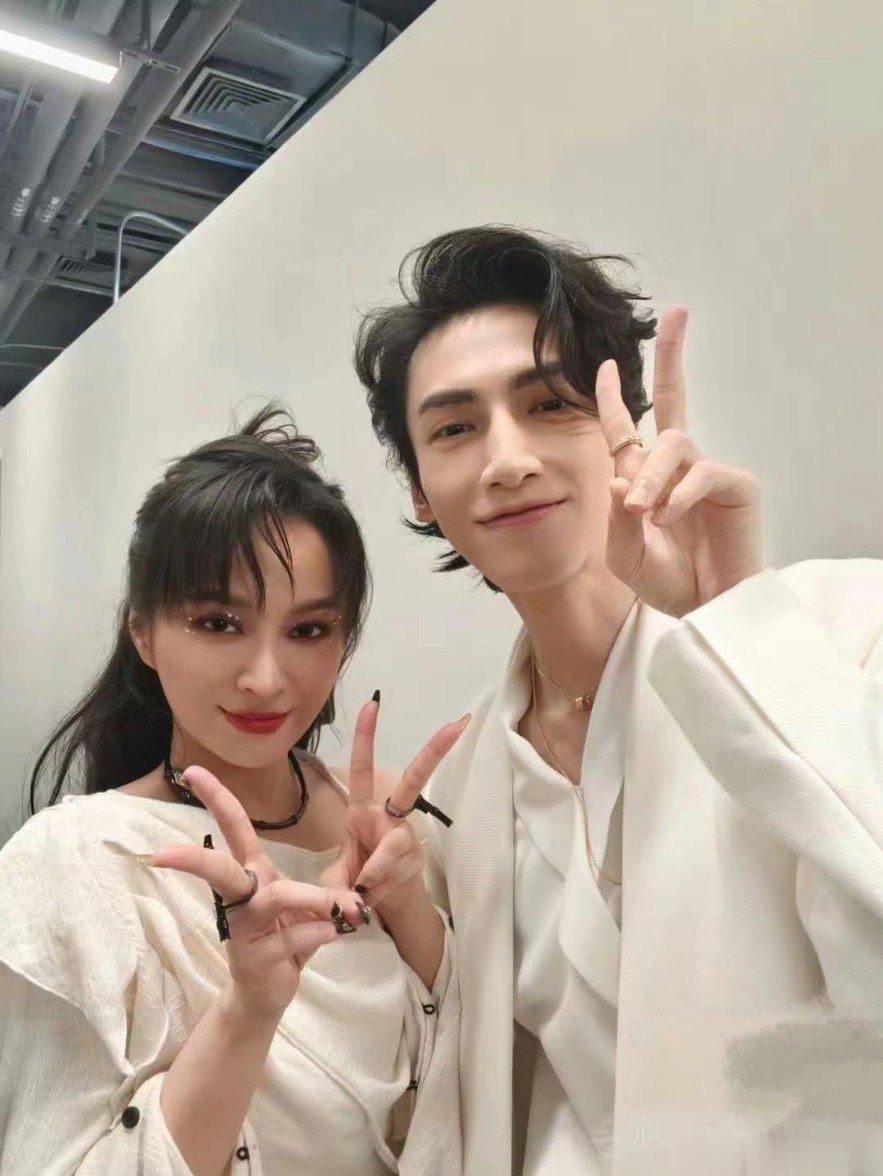 #罗云熙詹雯婷合照##罗云熙詹雯婷同框# 罗云熙詹雯婷合照，两个可爱鬼 ​​​