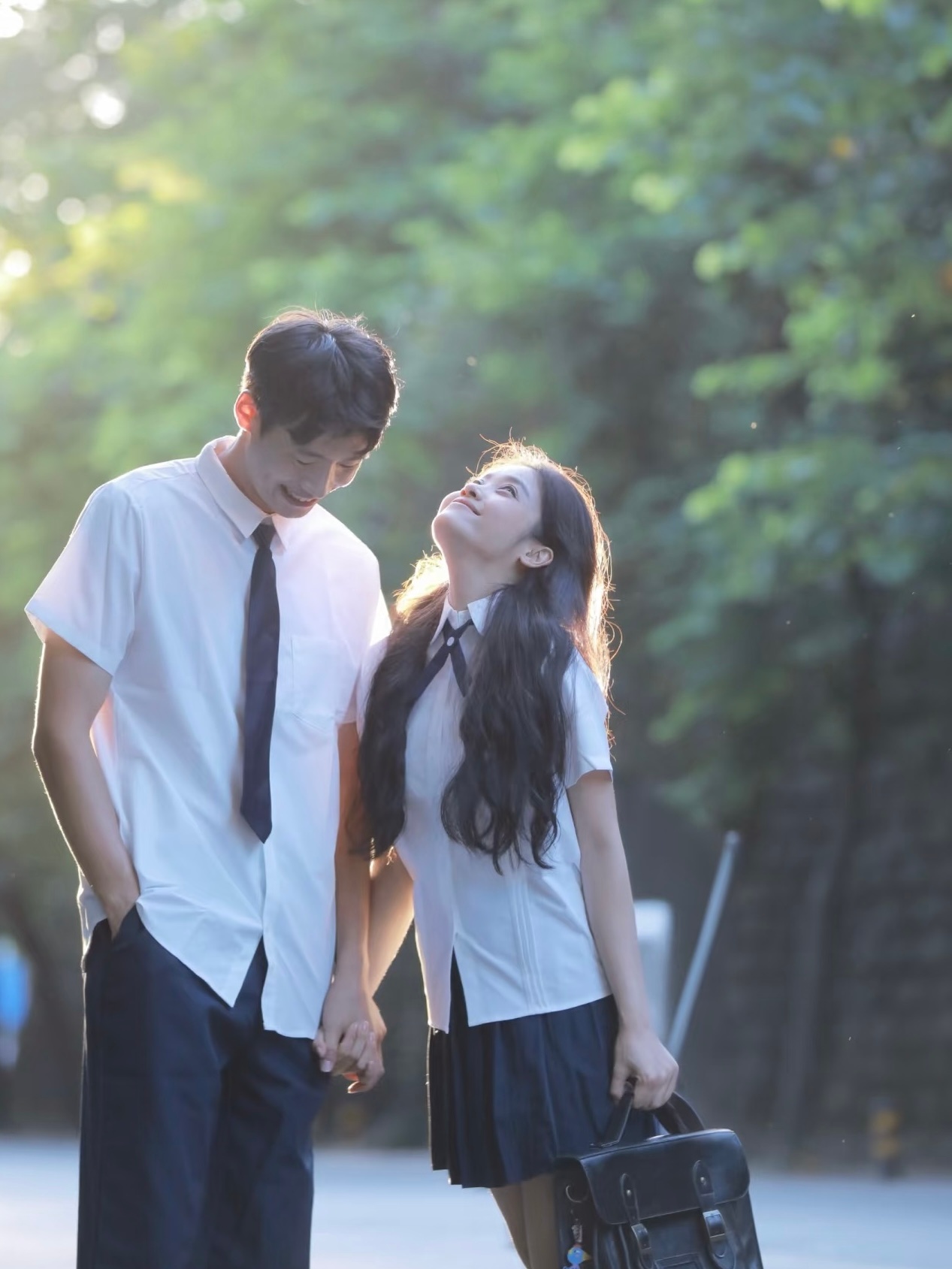 恋爱还得看大学生谈看完好想再体验一次校园恋爱啊！那种偷偷传纸条的雀跃，并肩散步的