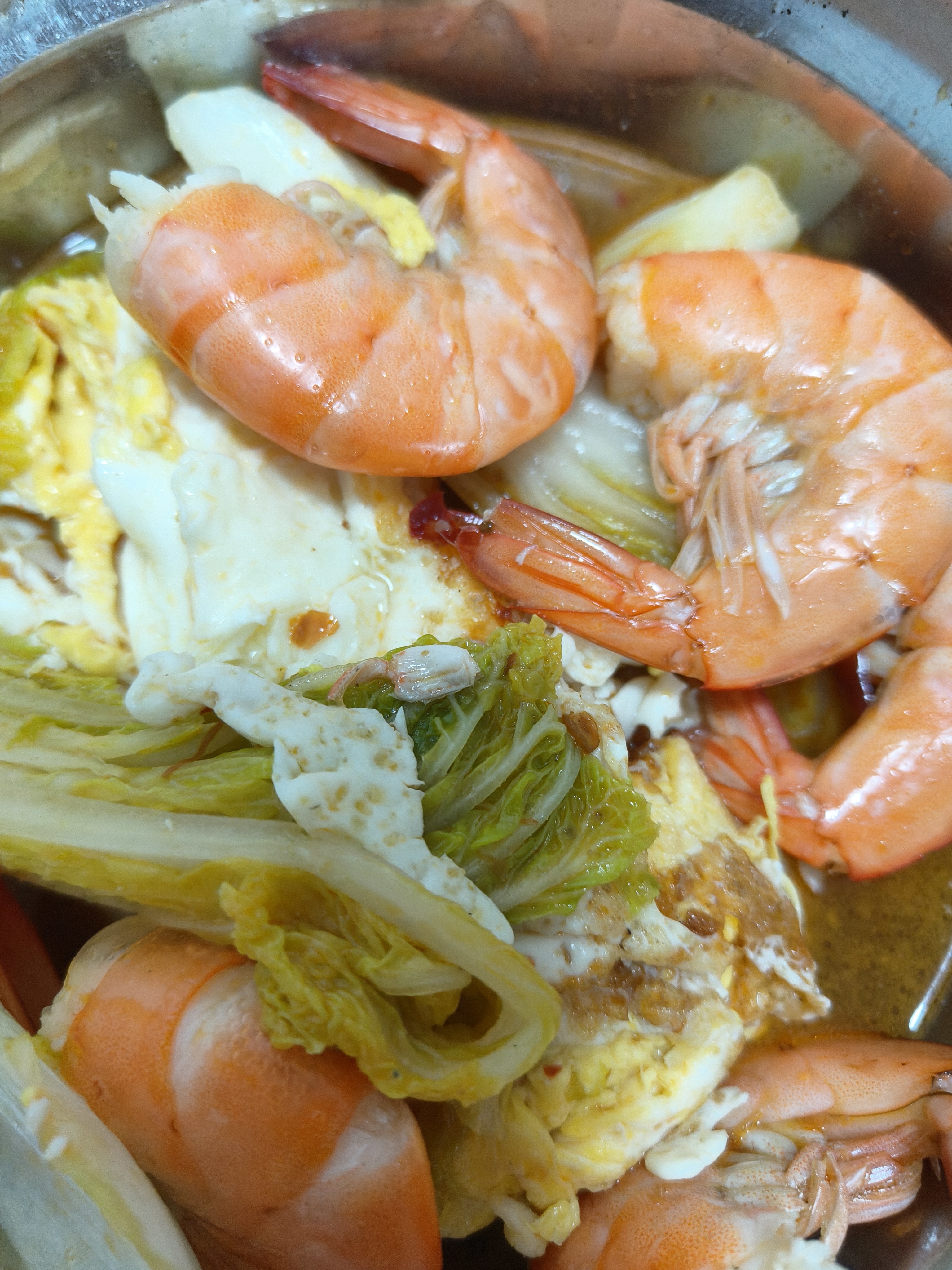 本来只想水煮菜，看着白花花的汤水，嗯，蒯一丢底料吧。嗯，没法瘦的人就是这样的。 