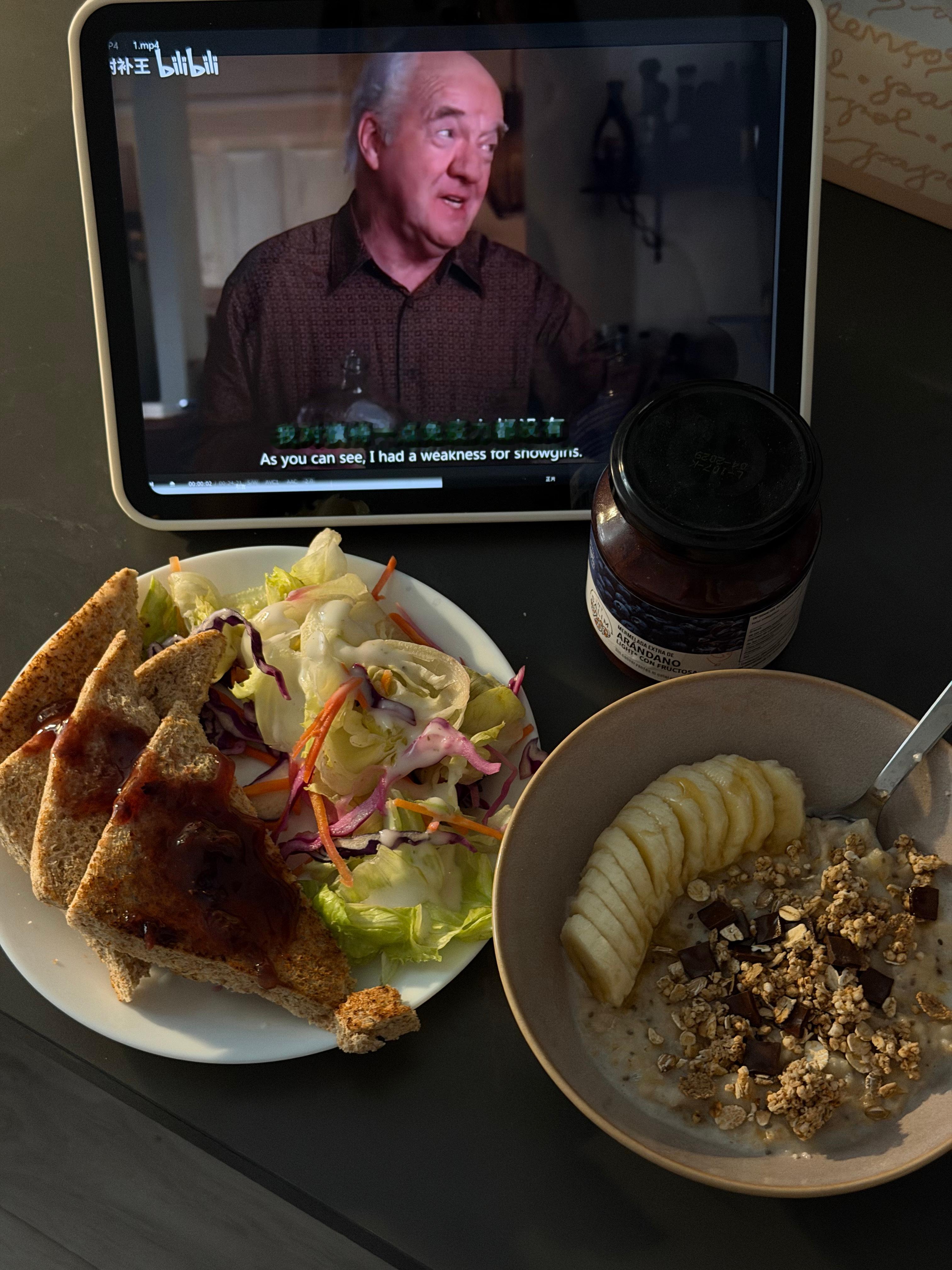早餐时间[鼓掌][鼓掌][鼓掌]在ingles买的蓝莓酱感觉很organic比普