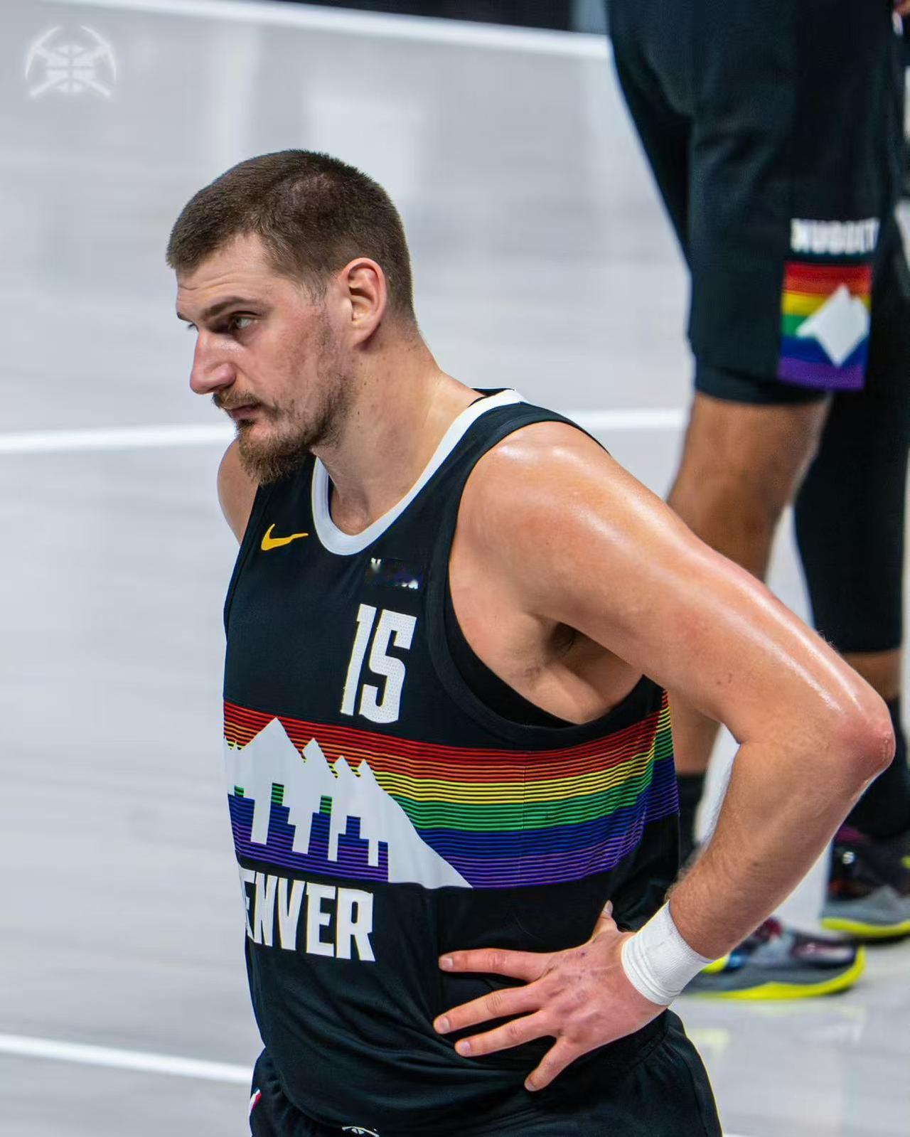 森林狼没有了亚历山大-沃克，就注定了会被穆雷或者戈登投爆了，让戈贝尔坚守错防，加