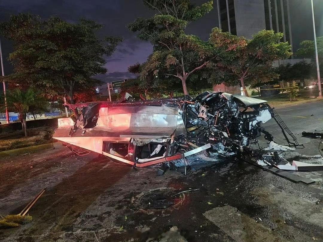 好奇什么力量能把Cybertruck撞成这样[doge] ​​​