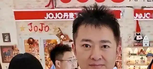 53岁任泉排队买奶茶，隐婚17年传闻缠身