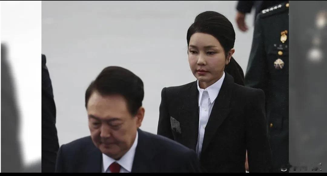 丈夫刚被关，妻子硕、博学位今日(21日)全被撤，尹锡悦、金建希这对“苦命鸳鸯”堪