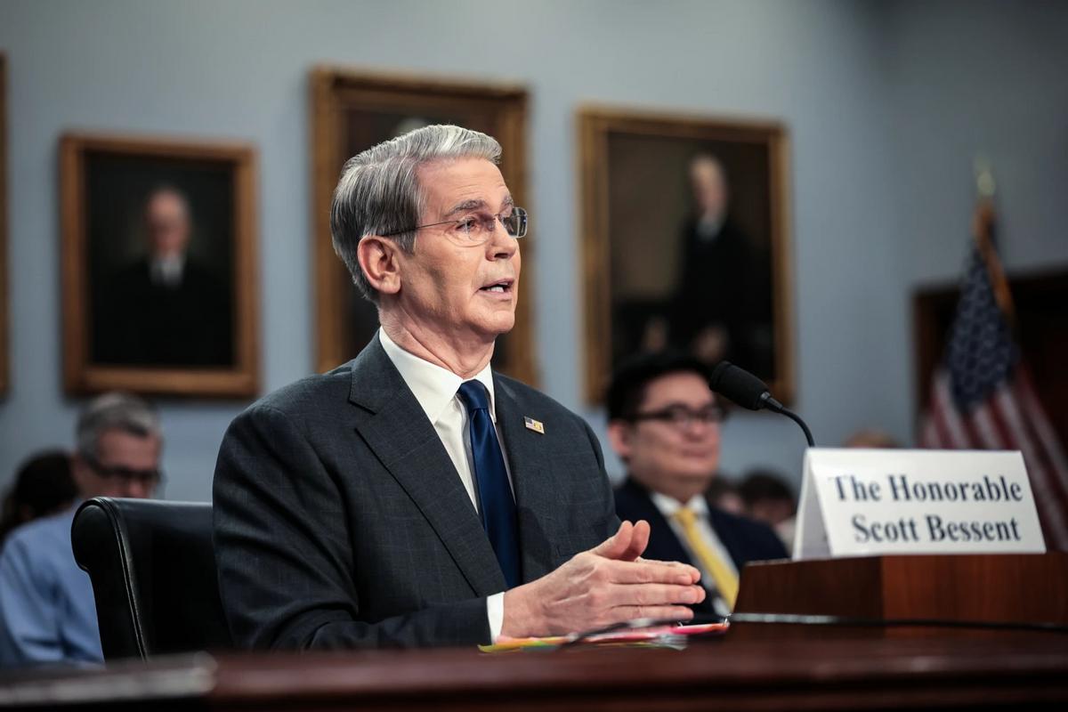 到底谁为关税买单，美国财长被问崩了。

本周，美国众议院举行了监督听证会，被问询