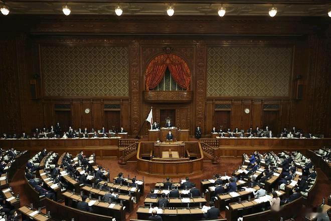 日本政坛再抛重磅消息！据日媒11月25日披露，日本政府当天召开内阁会议，并通过了