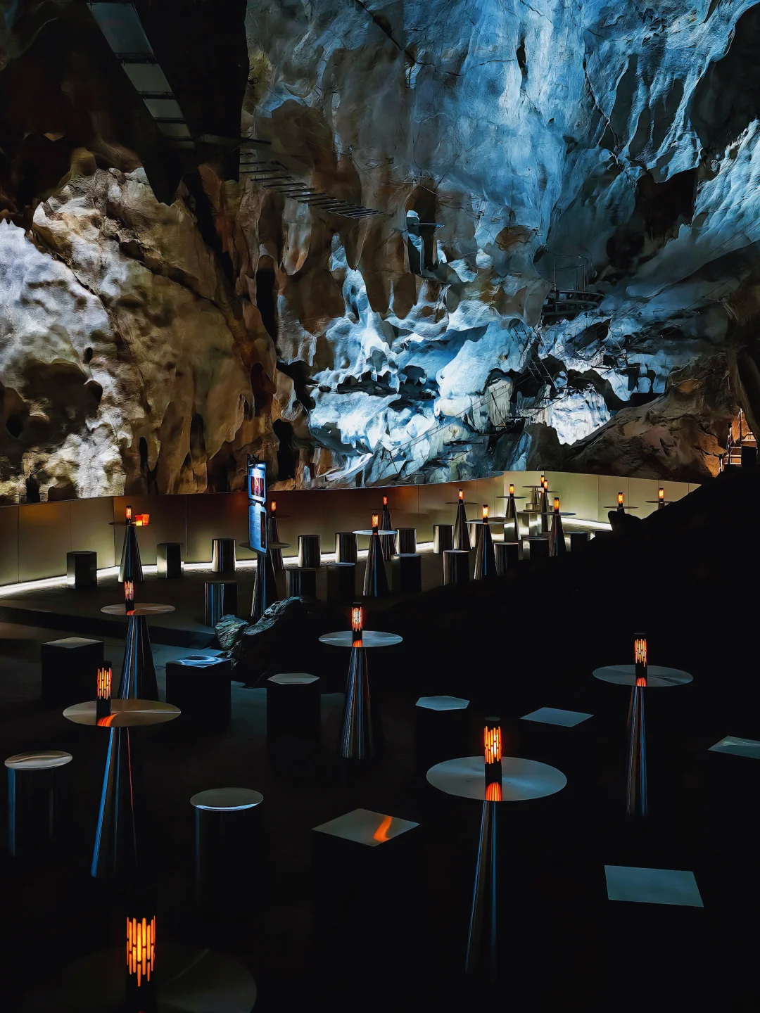 杭州封神！藏在亿年溶洞里的咖啡店☕️