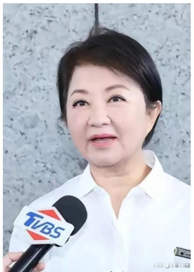 最近，卢秀燕画风突变，一改常年淡定，频频高调出手、激进布局政坛前路。
 
看似短