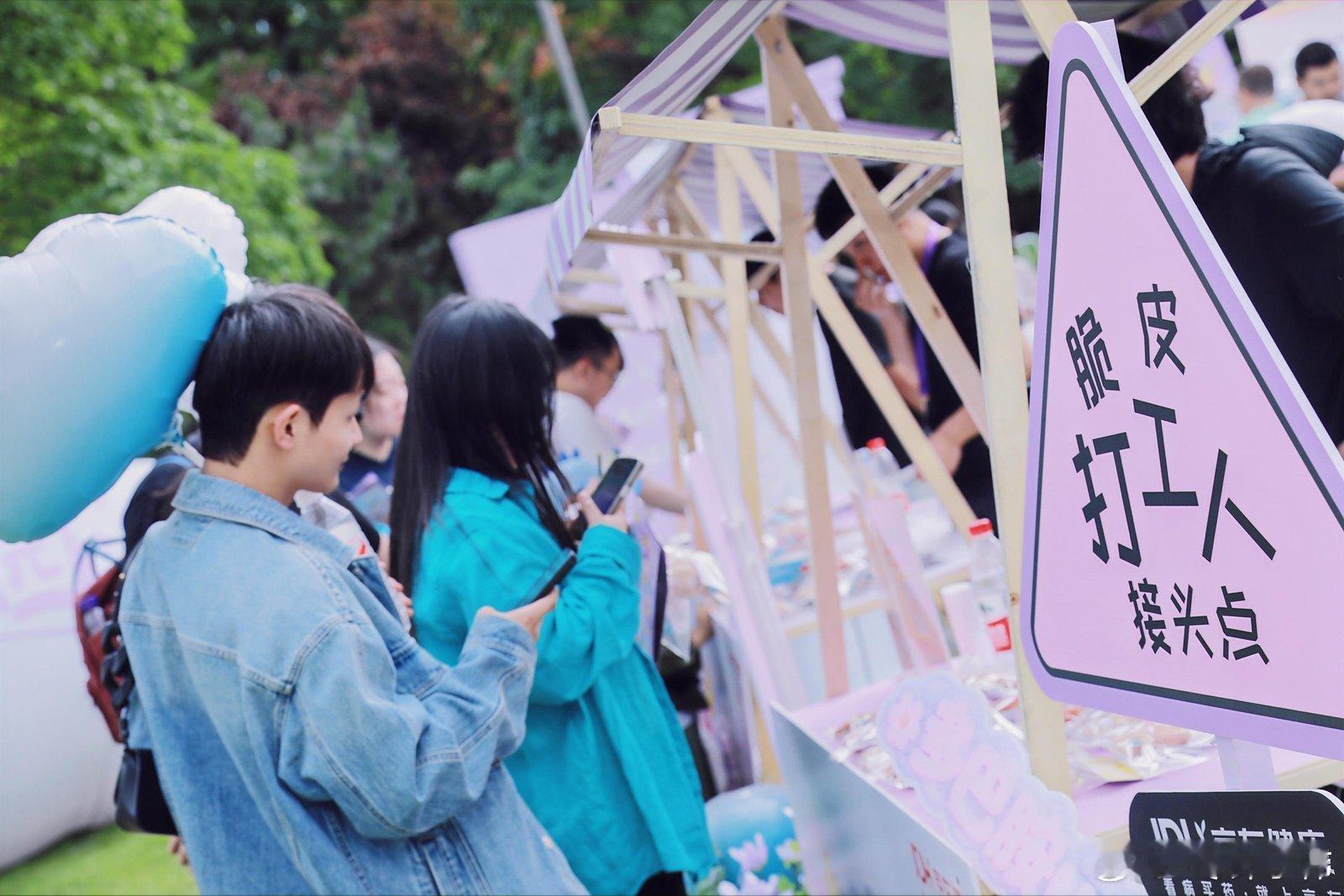 建议大家多向小狗学习最近悟出一个道理：要像爱小狗一样爱自己！不舒服就休息，缺营养